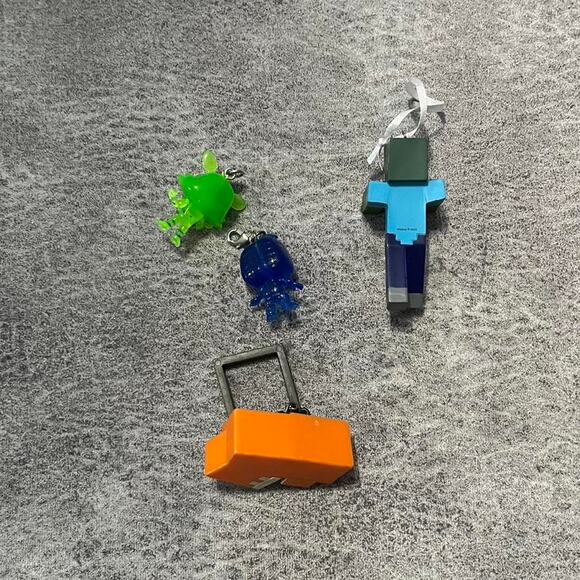 Video game trinkets bundle includes - Picture 4 of 5